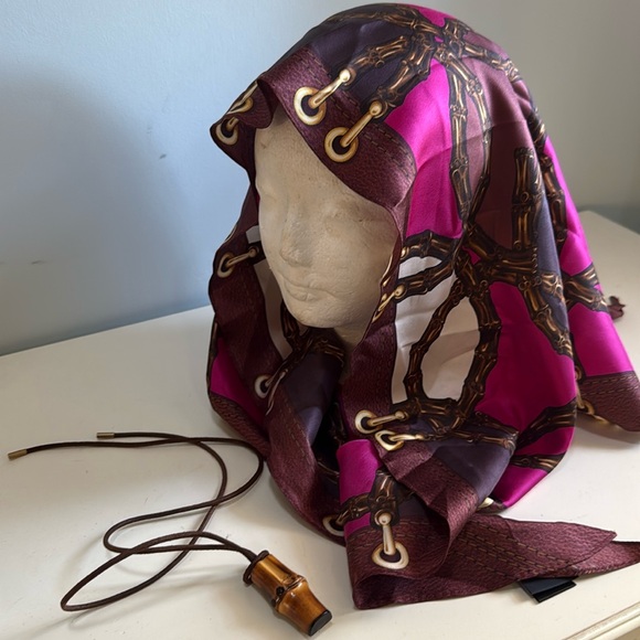 GUCCI SILK BANDANNA SCARF 🧣 MADE IN ITALY TRIANGULAR WITH HORSBIT BUCKLE - Picture 1 of 16